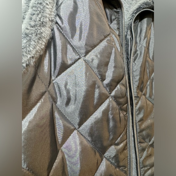 Reversible Faux Fur & Quilted Vest – Women’s Medium, Gray - Picture 3 of 5